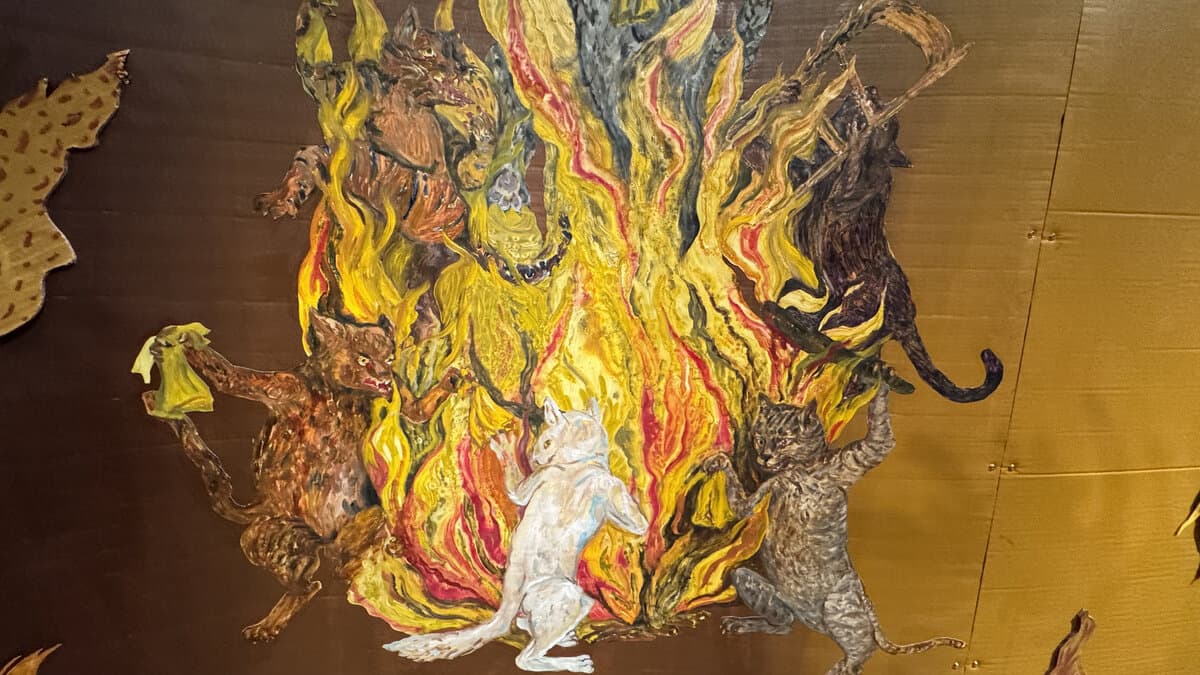 Installation dramatique de Candice Lin représentant des chats au milieu de flammes tourbillonnantes à la Whitechapel Gallery