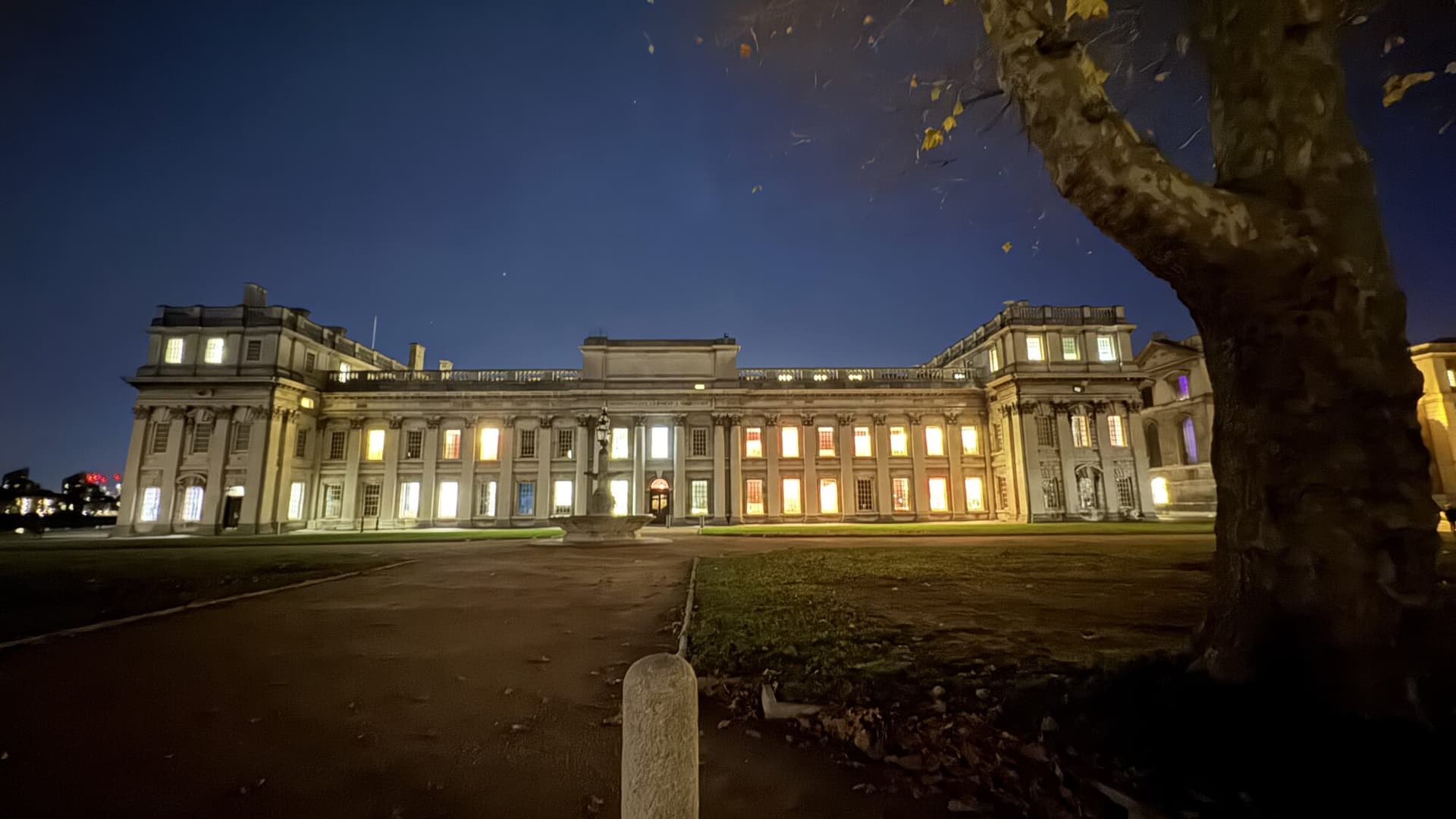 Arrivée à l’Old Royal Naval College avant Time by Luxmuralis, façade lumineuse sur fond de ciel nocturne